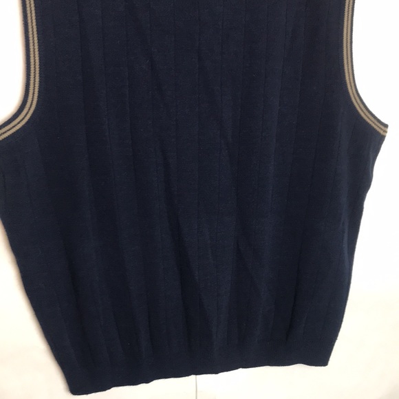 Gently used condition vintage mens oversized academia v-neck cable knit vest - Picture 6 of 6